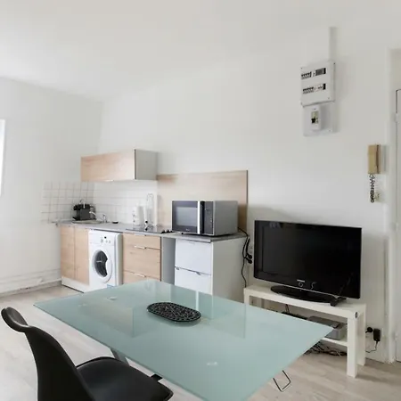 Charming Studio, Close To The Center Of Lägenhet